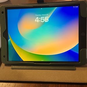NEW Apple ipad 9th Generation 64gb 10.2 inch screen WITH cover, case,and charger
